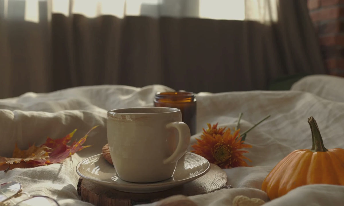 Video laden: Herbst bei Marso Living – weiche Bettwäsche, Duvets und Kissen aus der Schweiz und gemütliche Wohndecken.